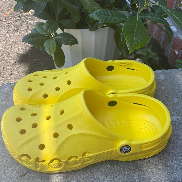 New yellow CROCS - Picture 2 of 7